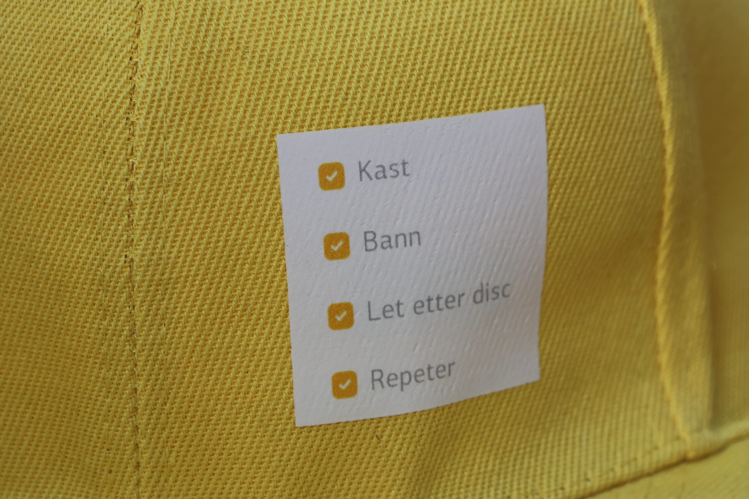 På capsen til Remi står dette skrevet. Det er litt sånn det føles å spille Discgolf i blant, forteller han og flirer.
