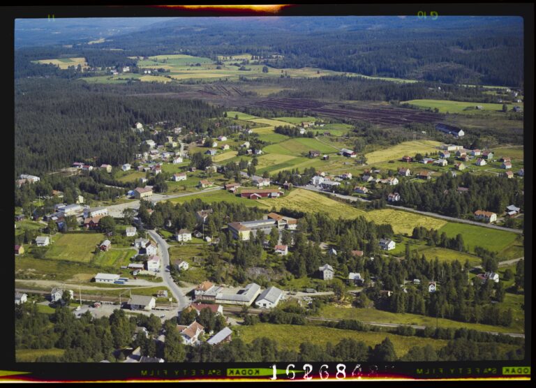 Flyfoto tatt av Widerøe Flyveselskap over Skotterud 3. september 1965.