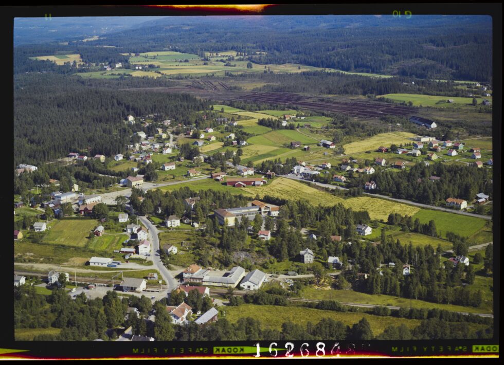 Flyfoto tatt av Widerøe Flyveselskap over Skotterud 3. september 1965.