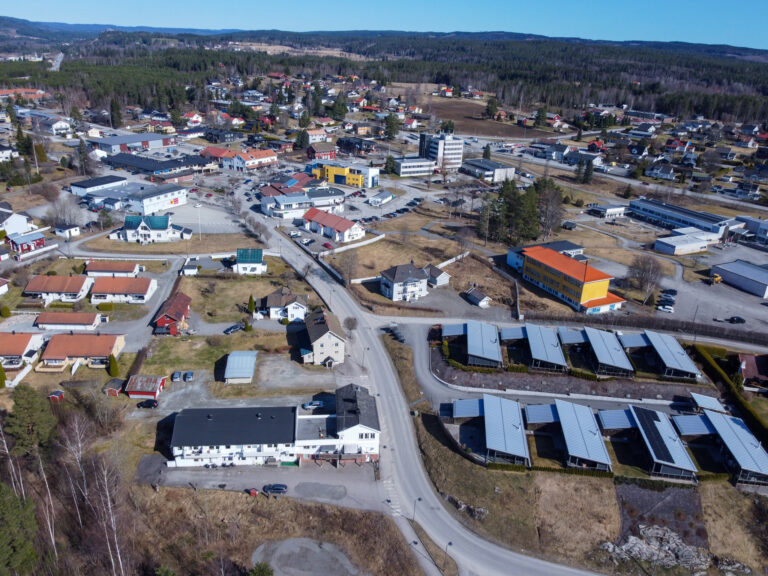 Dronefoto over Skotterud i april 2025. — Foto: Knut Sørby