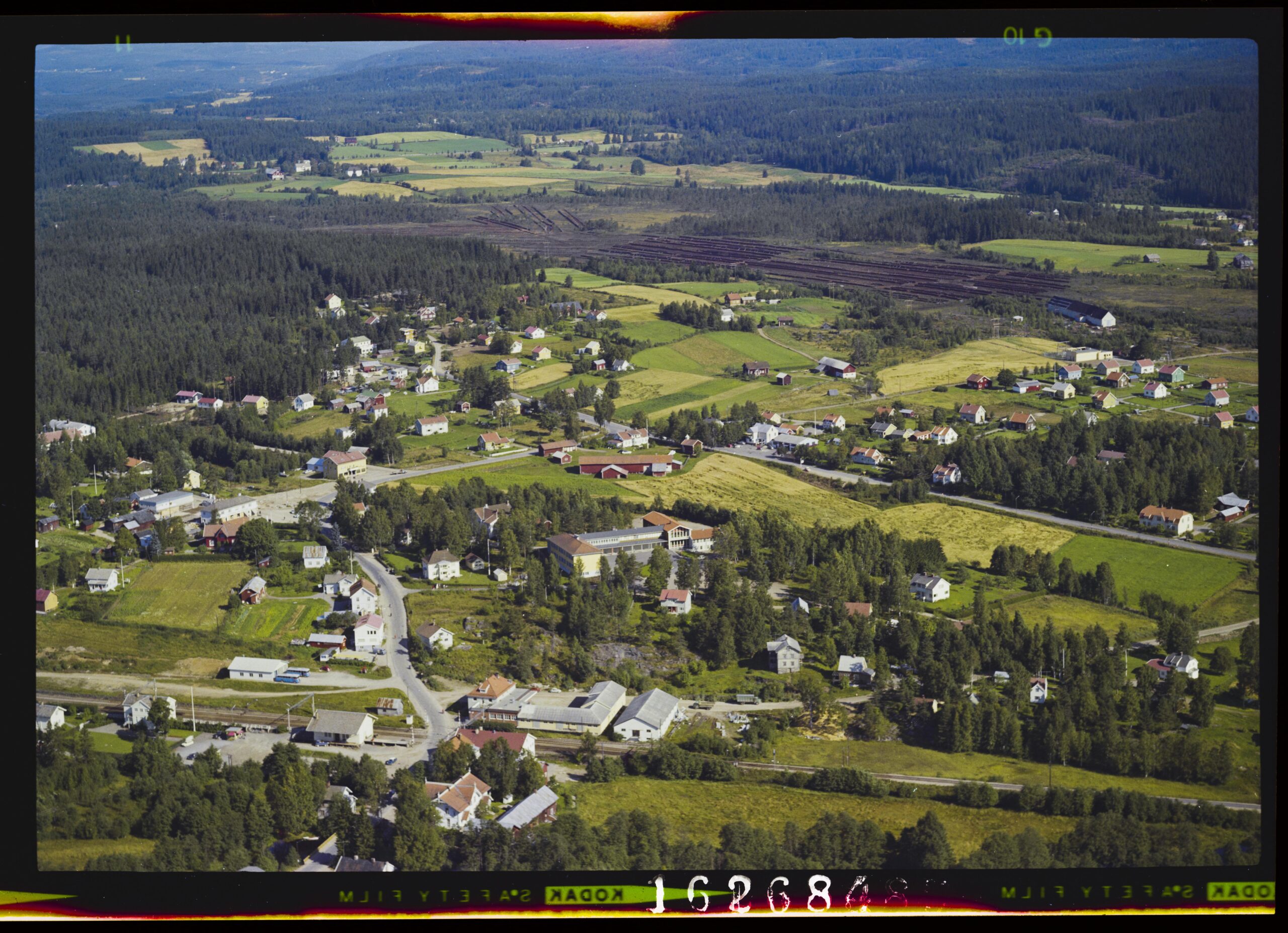 Flyfoto tatt av Widerøe Flyveselskap over Skotterud 3. september 1965.