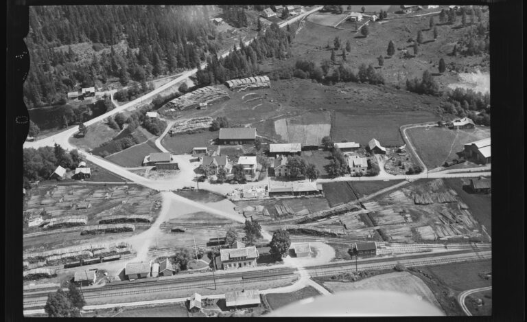 Flyfoto tatt over Åbogen av Widerøe flyveselskap AS 11.juni 1953. Kjenner du deg igjen?