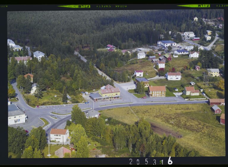 Flyfoto tatt over Skotterud 24. september 1970 av Widerøe Flyveselskap AS.