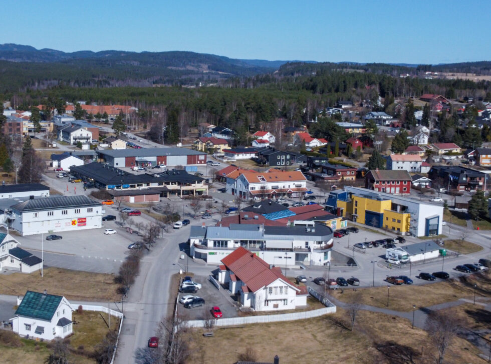 Oversiktsbilde over deler av Skotterud sentrum tatt med drone i april 2025. — Foto: Knut Sørby