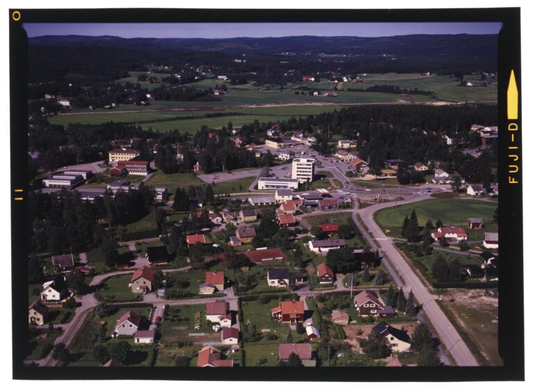 Flyfoto fra Skotterud tatt i 1985 med Hagebyen og Skotterud sentrum.