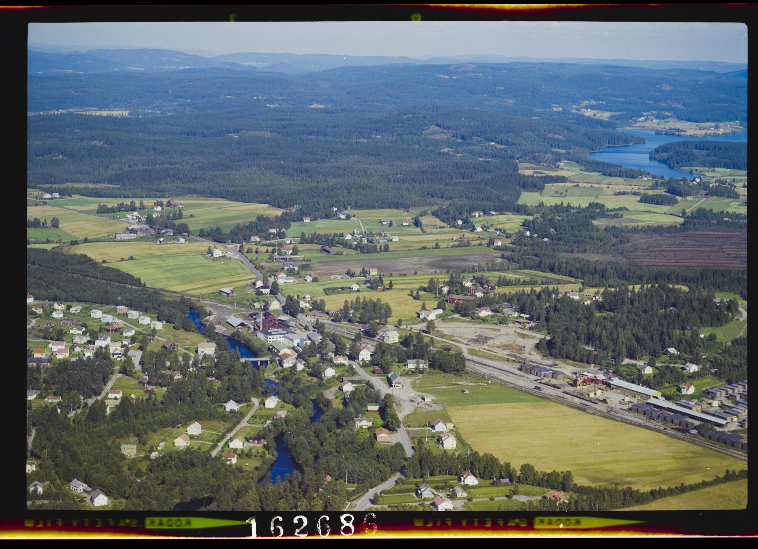 Flyfoto tatt over Magnor 3. september 1965.