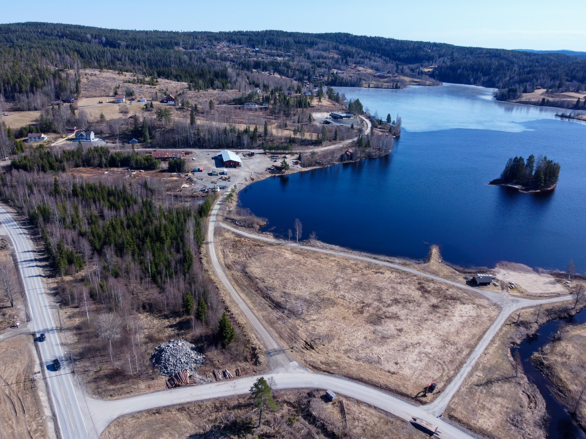 Dronebilde tatt over Vestmarka april 2025.
