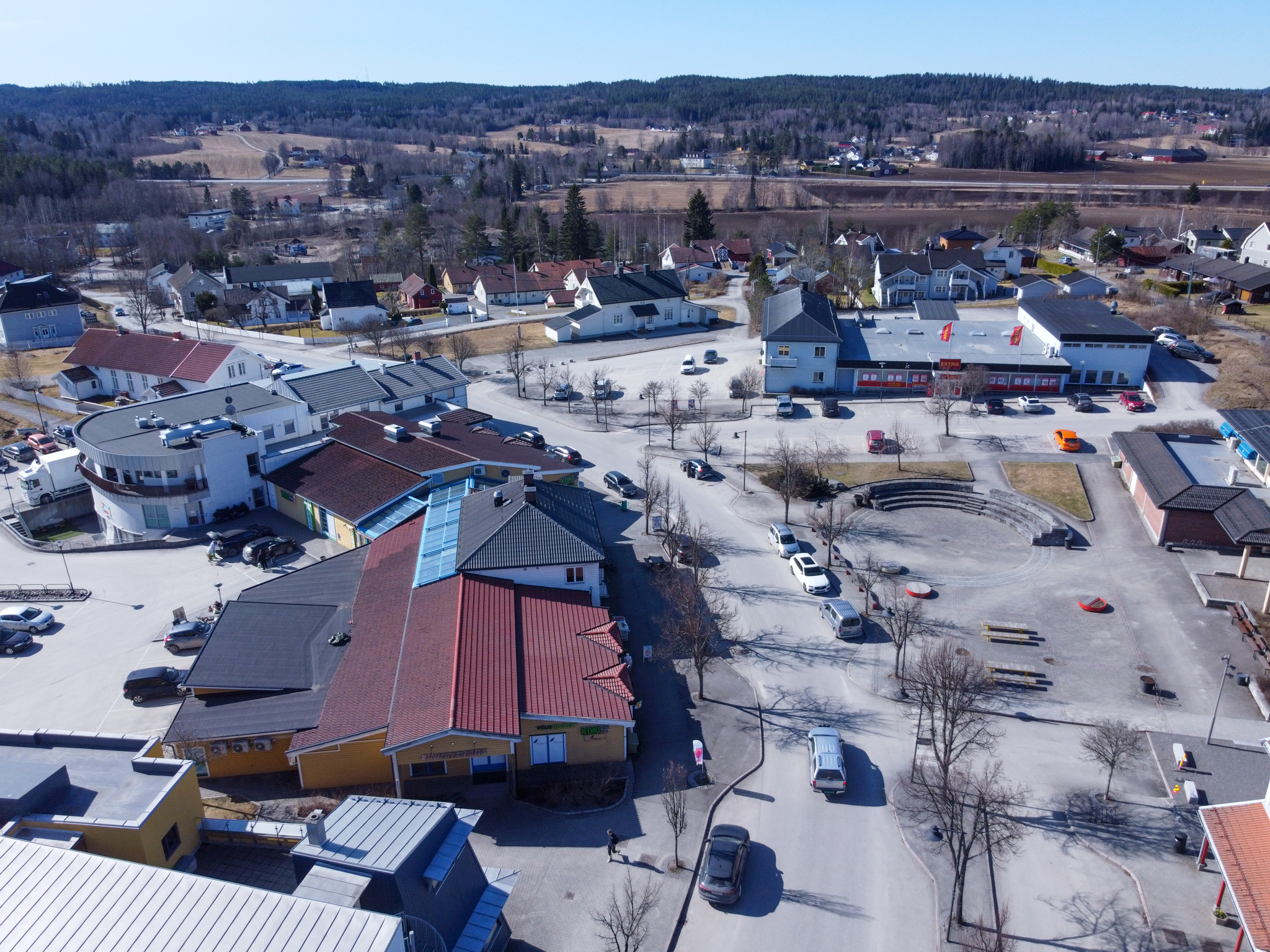 Dronebilde tatt over Skotterud april 2025.