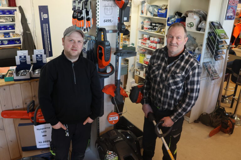 At våren er på gang er noe Vegard Godtlund Hamre og Knut Ingar Krogstad på KK SKog og Hage merker. Stadig vekk er kunder innom for å se på hageredskaper eller å få service på utstyr.