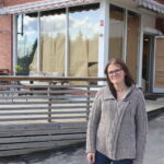 TIrsdag fjerner Anne-Hilde Rui gråpapiret fra vinduene på Vestmarkas nye spisested Pitstop21, som holder til i de gamle lokalene etter Esso langs fylkesveg 21.