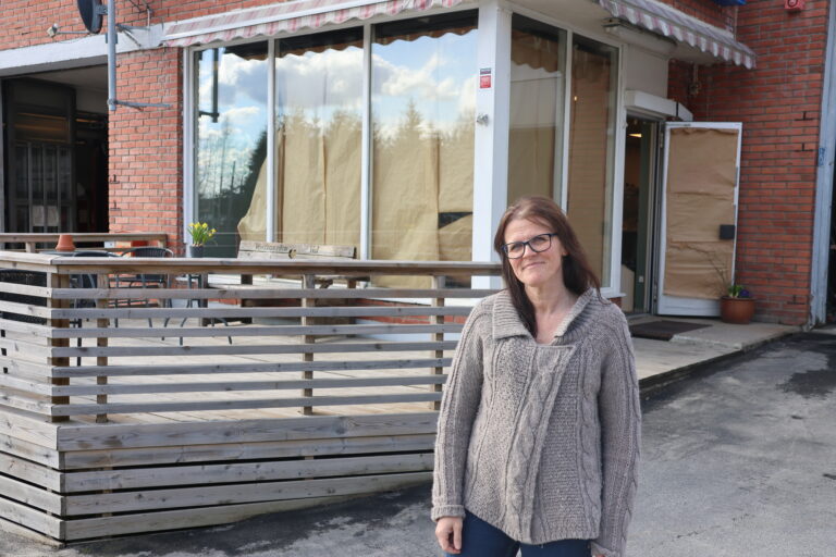 TIrsdag fjerner Anne-Hilde Rui gråpapiret fra vinduene på Vestmarkas nye spisested Pitstop21, som holder til i de gamle lokalene etter Esso langs fylkesveg 21.