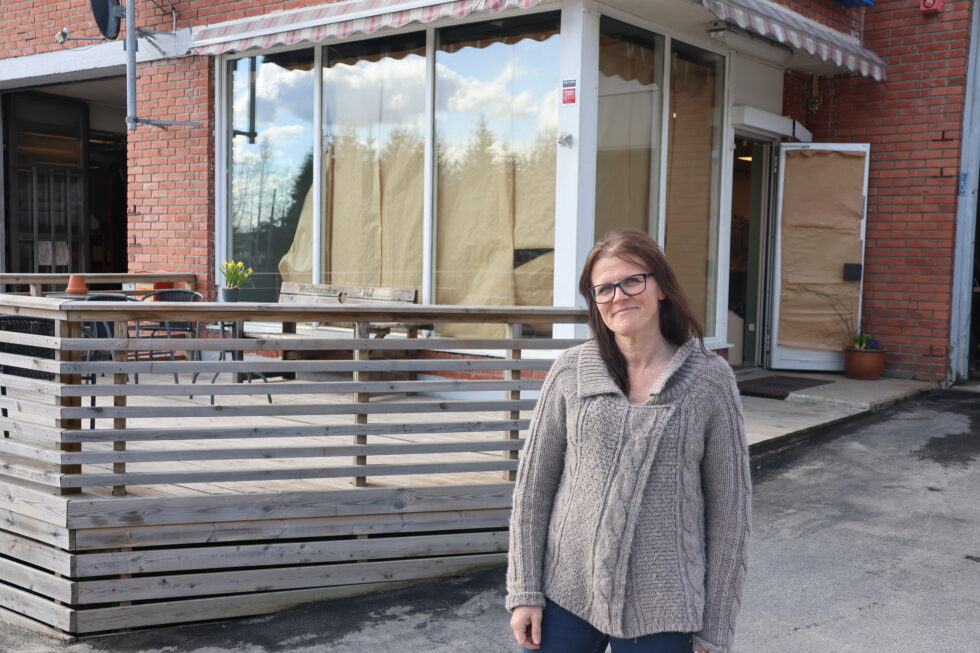 TIrsdag fjerner Anne-Hilde Rui gråpapiret fra vinduene på Vestmarkas nye spisested Pitstop21, som holder til i de gamle lokalene etter Esso langs fylkesveg 21.