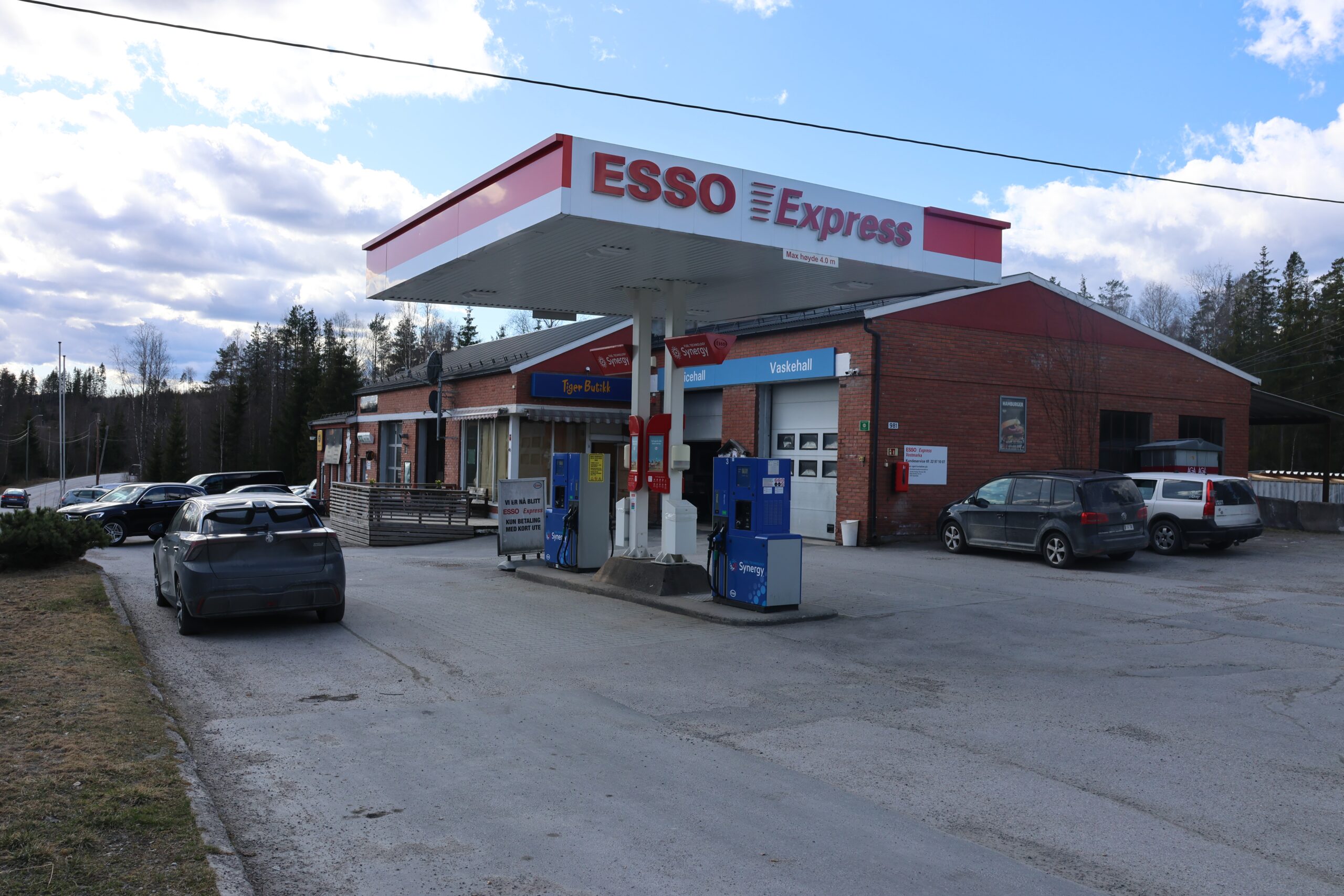 Man kan fortsatt kjøpe bensin på pumpene ute. Men innendørs er Esso-interiøret skiftet ut av Anne-Hilde Rui. Skilt med Pitstop21 kommer også på plass på det nye spisestedet.