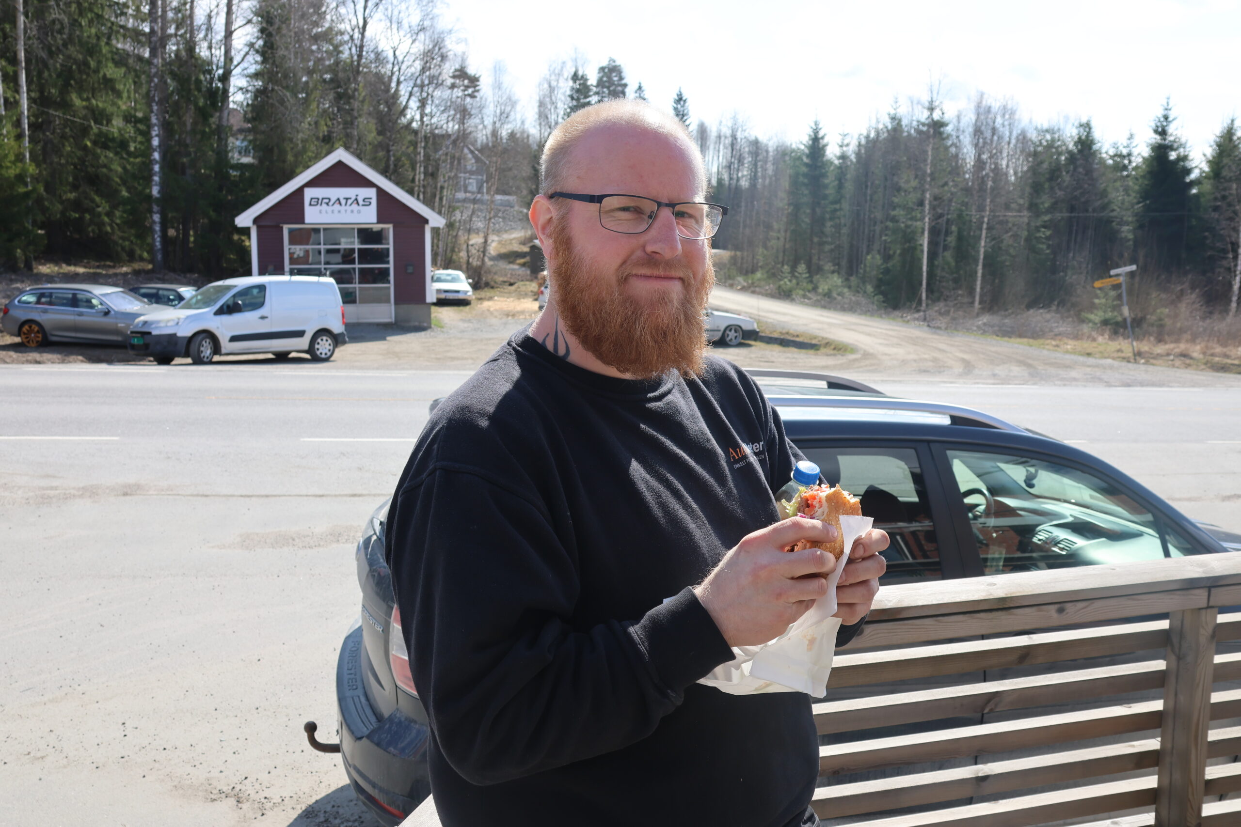 Tim Rubin Karterud var en av de første som kjøpte seg en hamburger på Pitstop21. Den smaker veldig godt, forteller han.