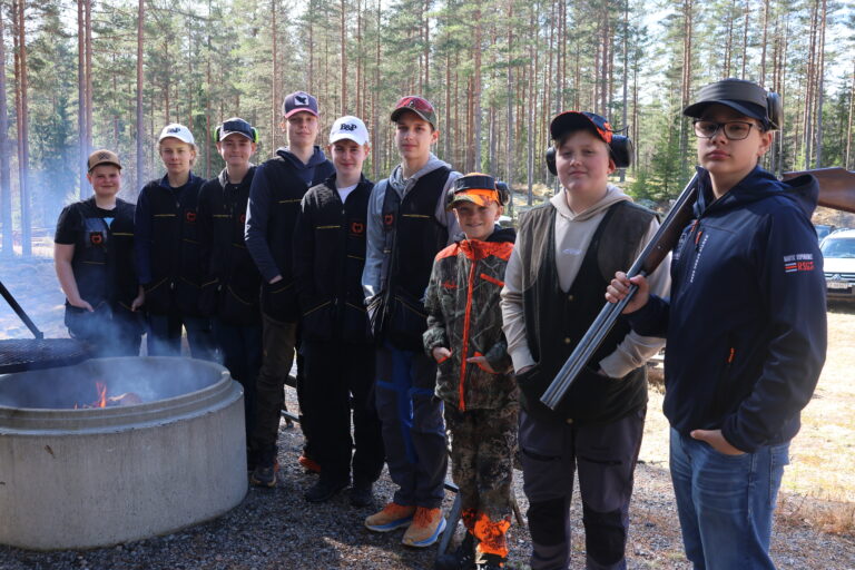 Ni junior-skyttere fra Eidskog Jeger og Fiskeforening deltok i årets Eggecup. Fra venstre: Herman Løvhaugen, Fabian Persson, Linus Rudberg, Olav Bergersen, Alexander Gulbrandsen, Amund S. Godtlund, Henry Langfoss, Håkon Stolpe og Ole Vidar Kristiansen.
