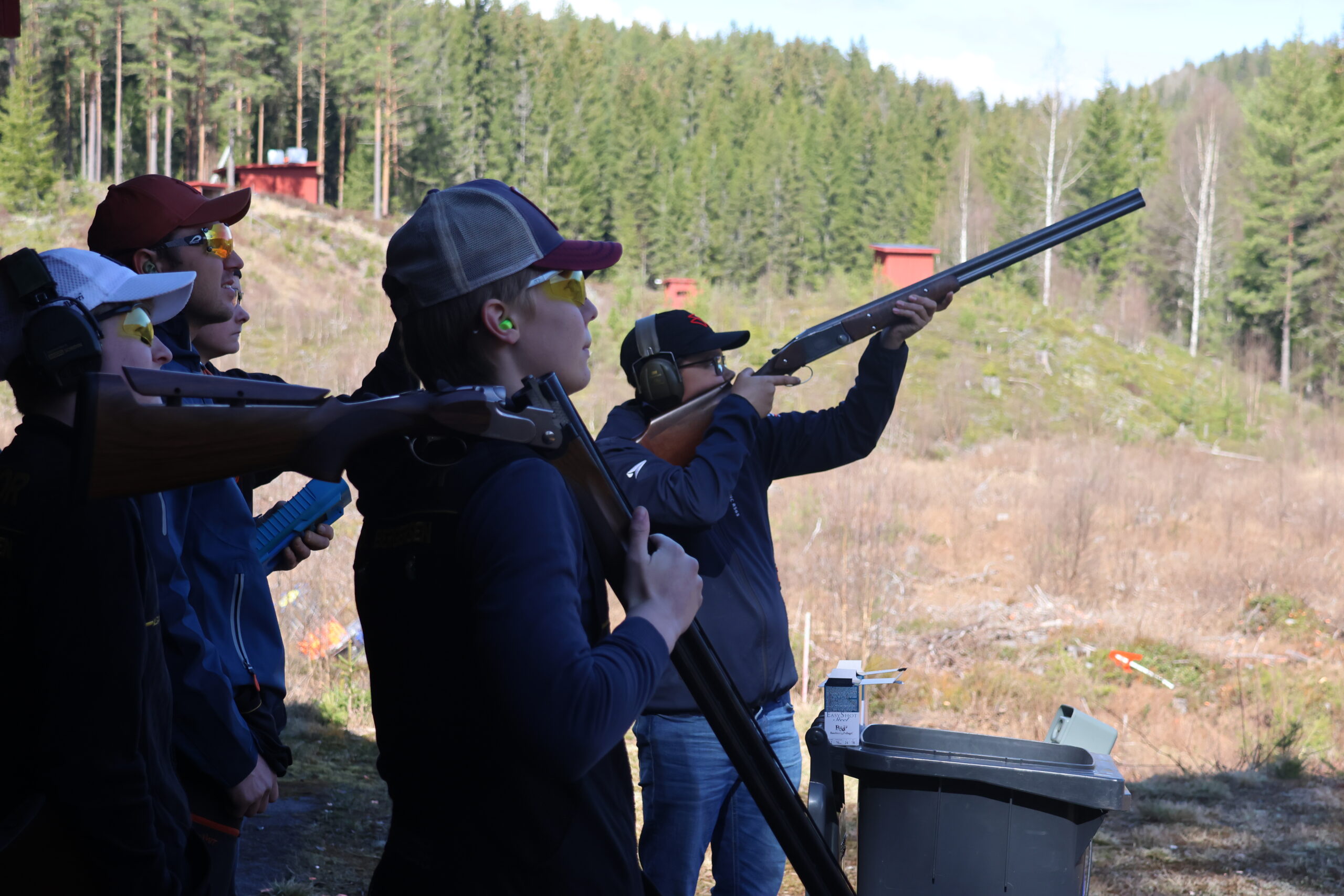 Her er juniorskytterne hos Eidskog Jeger og Fiskeforening i full gang med skytingen.