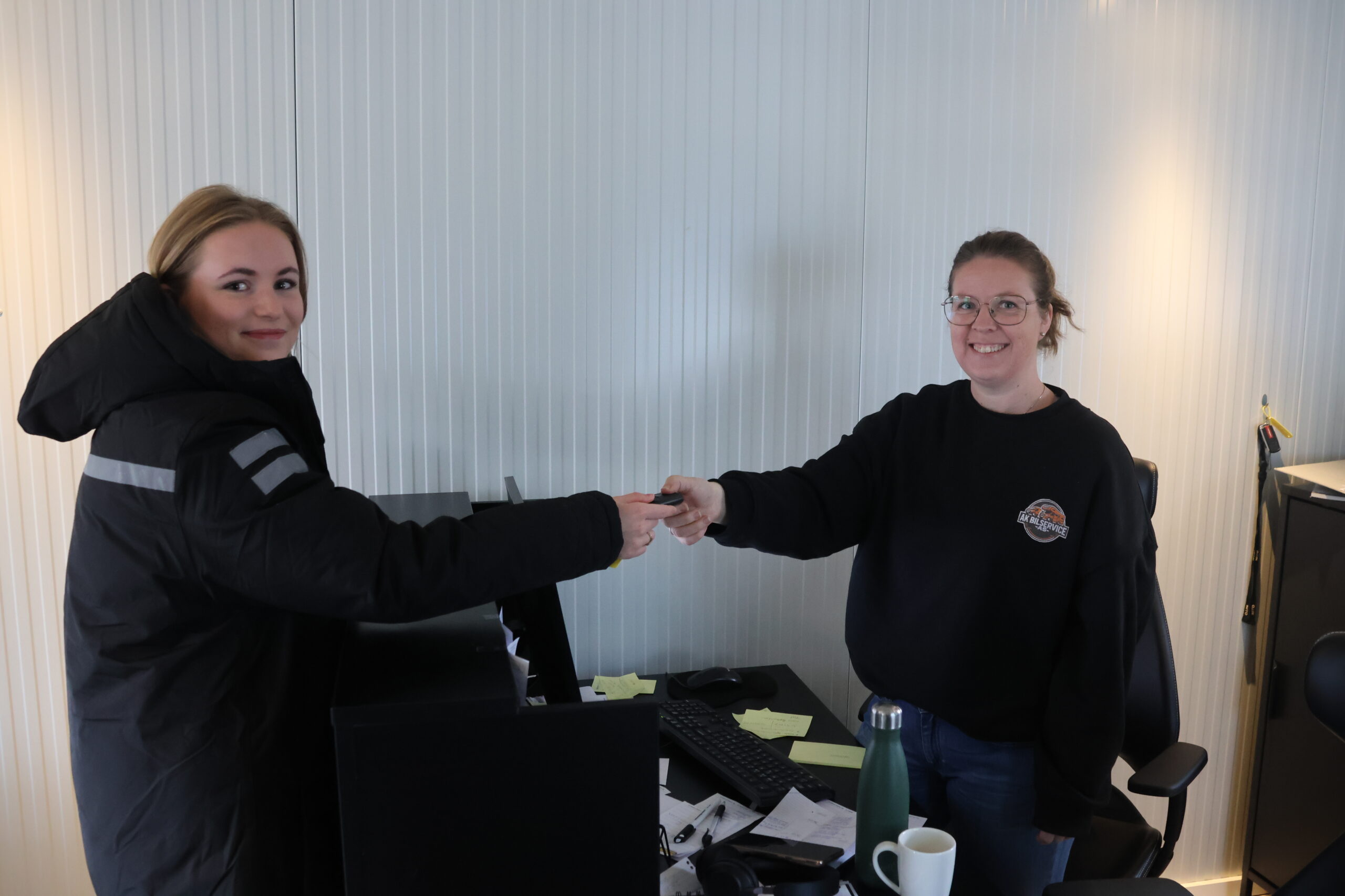 Emeli Gulbrandsen var en av kundene som var innom med en bil på åpningsdagen. — BIlen min skal ha den årlige servicen og da besitlte pappa time her, fortalte hun til Mitt Eidskog. Anne Katrine Klanderud tar imot nøkkelen.