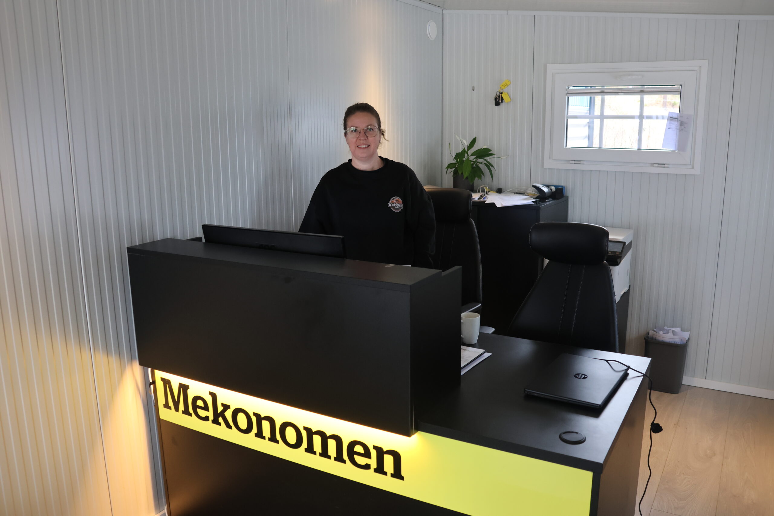 Anne Katrine Klanderud jobber i kundemottaket som ligger vegg i vegg med verkstedet.