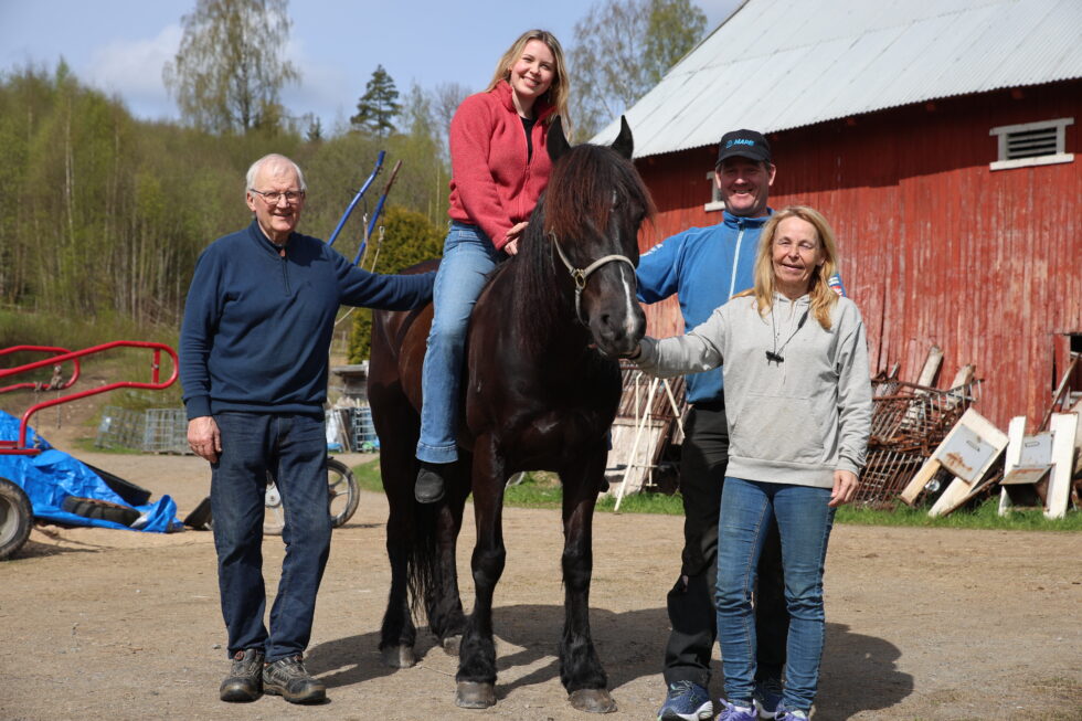 Bjørn, Marie, Bård og Sølv Humborstadi stiller alle til start på 1. mai travet på Magnor.
