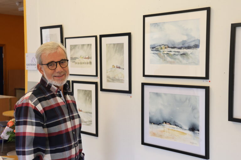 Knut Johansen er glad for å få muligheten til å stille ut under junikveld. Her fra hans første utstilling i høst.