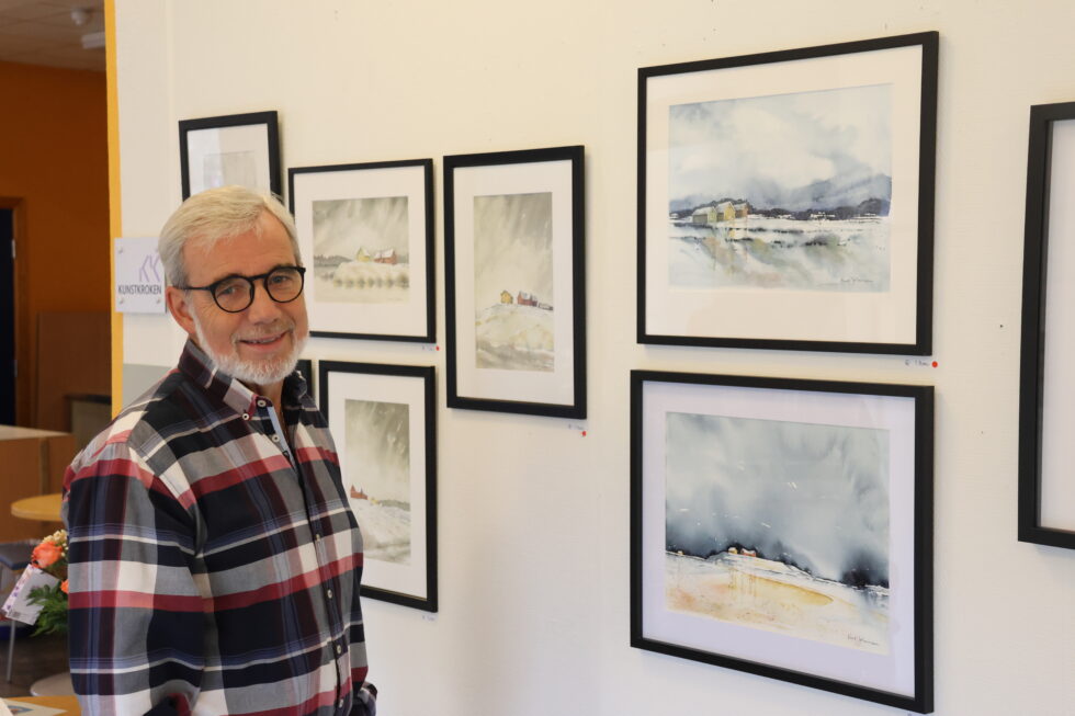 Knut Johansen er glad for å få muligheten til å stille ut under junikveld. Her fra hans første utstilling i høst.