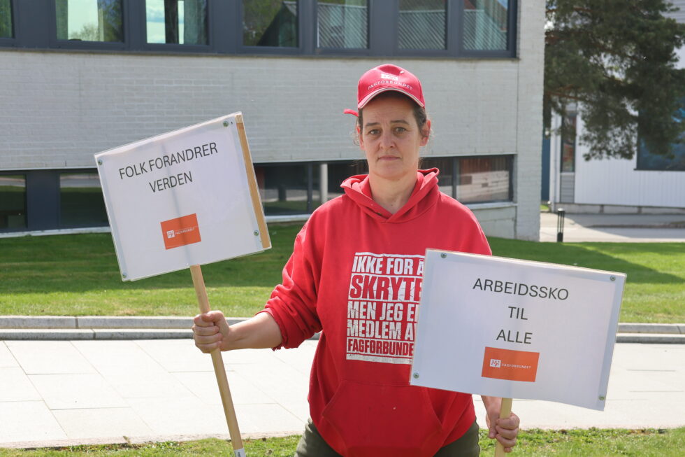 Anita Corell Hennøen, er hovedtillitsvalgt i Eidskog kommune. For henne er det en selvfølge og gå i 1. mai-tog. Hennes drøm er at flere også stiller opp. Her med noen av de lokale parolene på Eidskog.