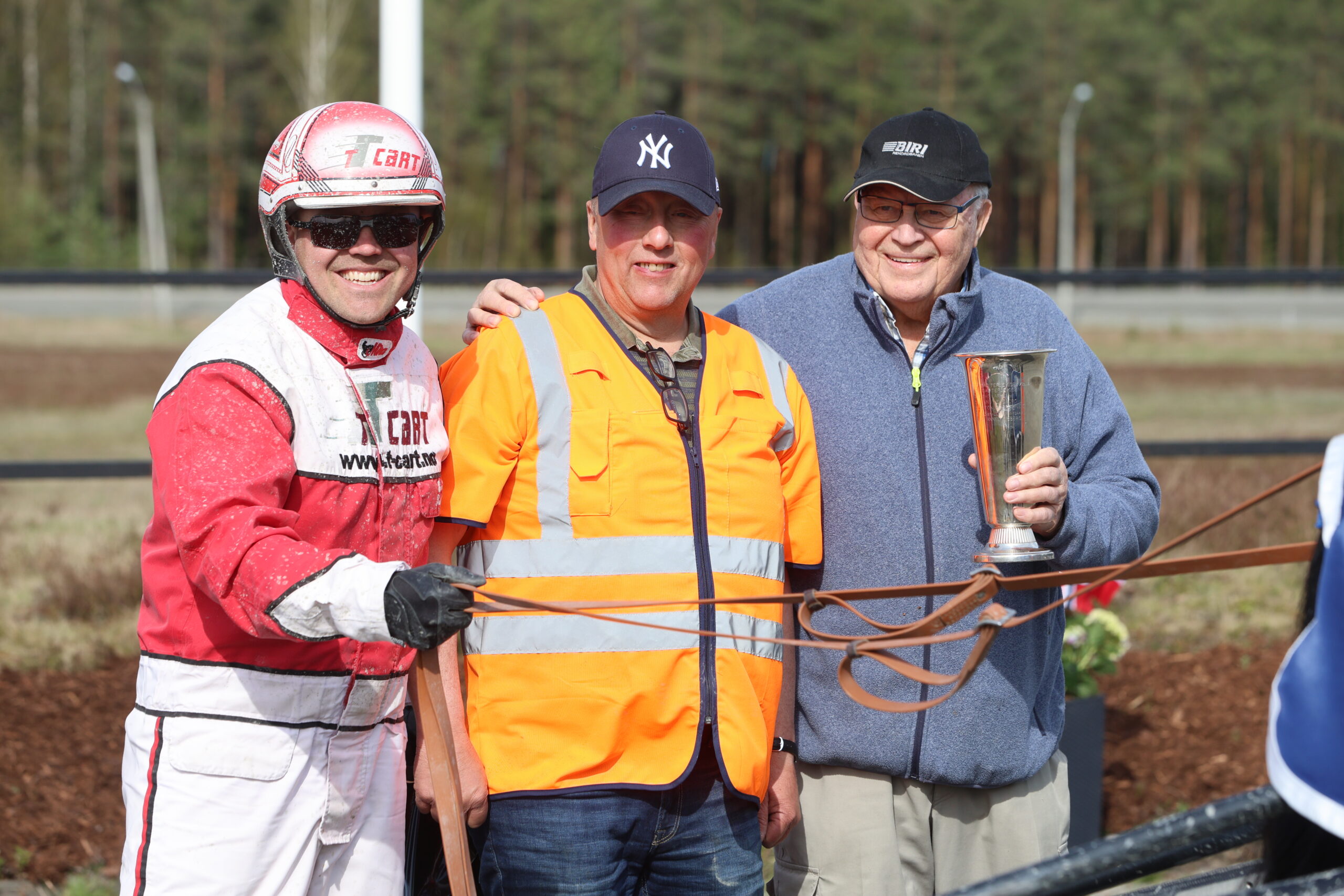 Arne Gundersen (t.h.) delte ut pokalen til hans eget æresløp. Seieren gikk til Øyvind Ruttenborg og hesten Demon on the hill.