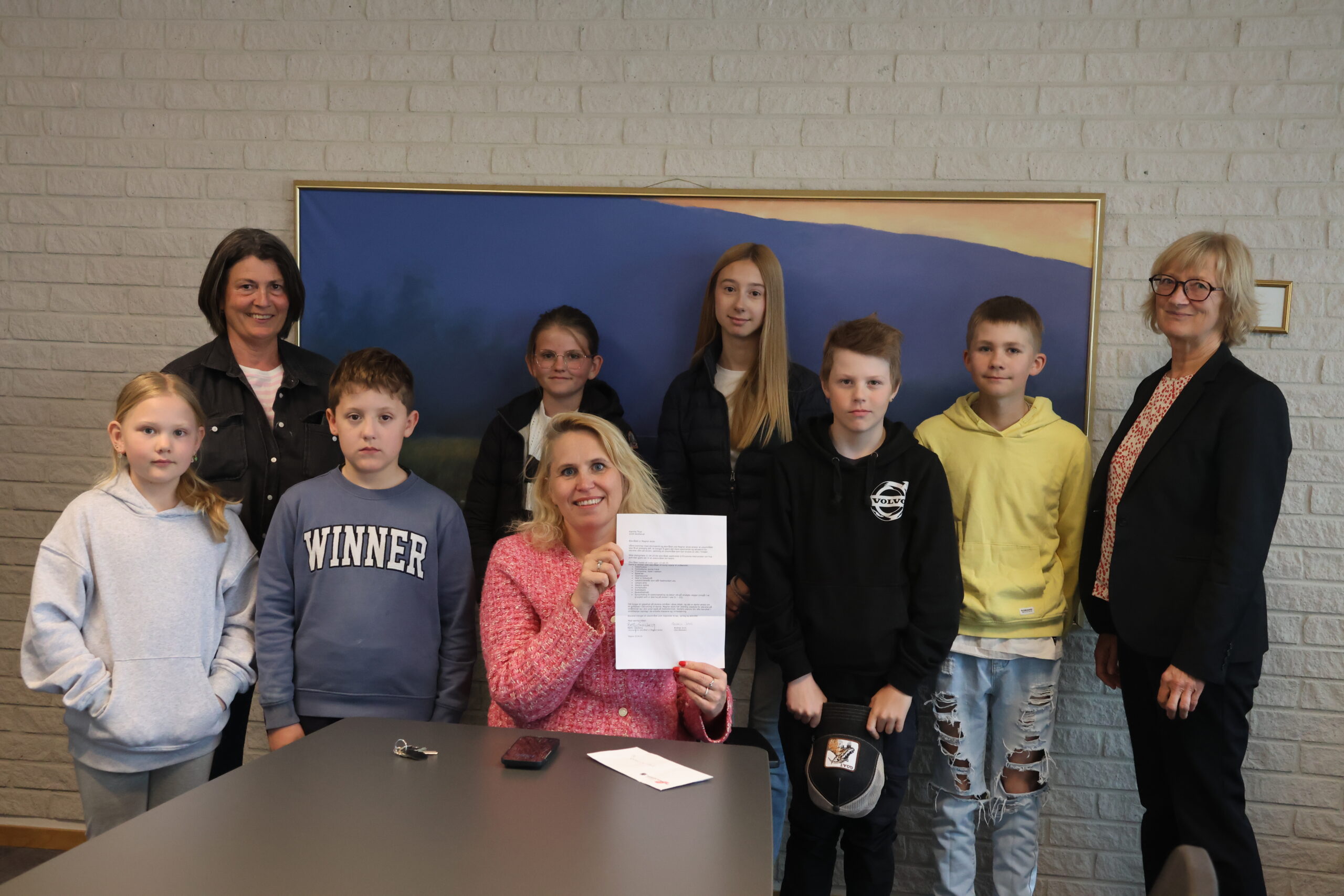 Elevrådet overleverte en liste med forslag på ting man kunne gjøre i skolegården på Magnor. Delegasjonen fra Magnor skole bestod av Nora Gylterud, lærer og elevrådskontakt Betty Grasberg, Nikko Sparby Nymoen, Mille MarieFagerli Krogstad, ordfører Kamilla Thue, Andrea Jovic (leder for elevrådet), Theo Gylterud Reiersen, Oliver Moe Halvorsrud (nestleder i elevrådet) og rektor ved Magnor skole Kari Nystuen.