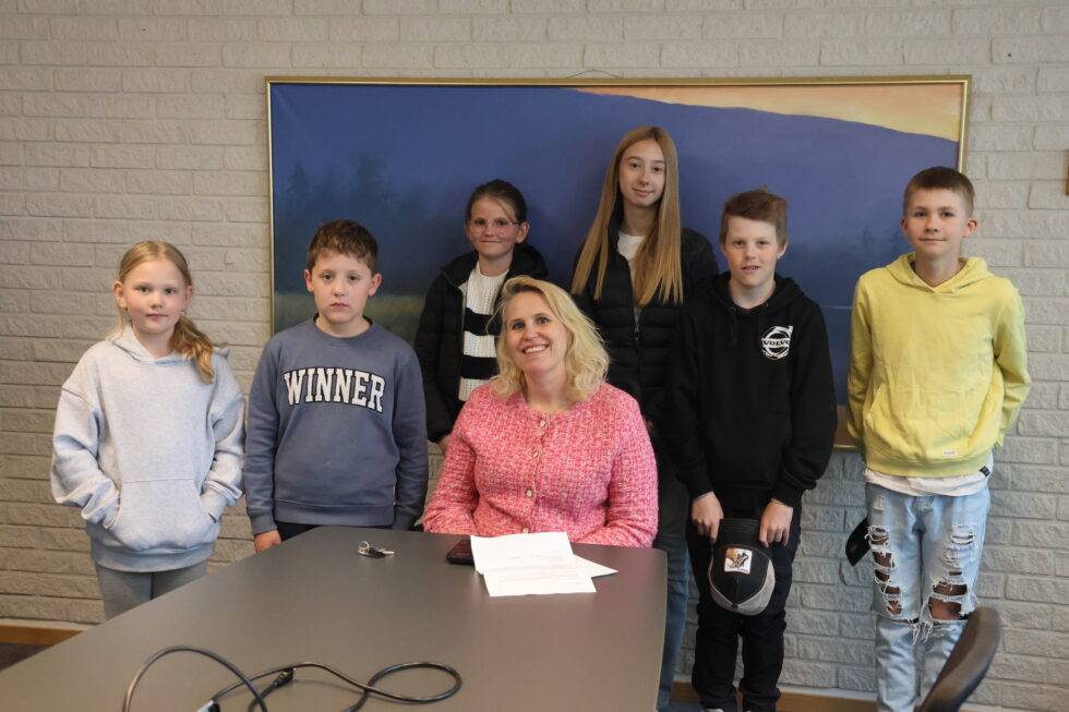 Mandag fikk ordfører Kamilla Thue besøk av seks av elevrådsrepresentantene ved Magnor skole. Nora Gylterud (f.v.), Nikko Sparby Nymoen, Mille Marie Fagerli Krogstad, Andrea Jovic, The Gylterud Reiersen og Oliver Moe Halvorsrud.