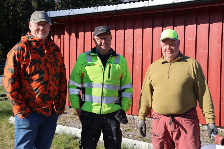 Torkel Strøm, leder i Eidskog Skytterlag, Bjørn huse, leder i Vestmarka Jeger og Fiskeforening og Vidar Huse, leder for NM-komiteen ser fram i mot juli da det skal arrangeres NM-elgbane på Revlemoen.