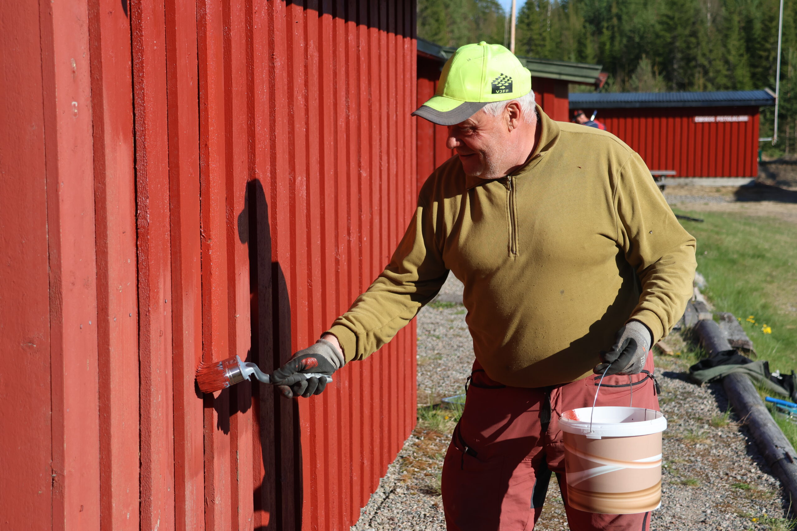 Vidar Huse svinger malekosten og gir standplassbygningen et strøk med ny rød maling.