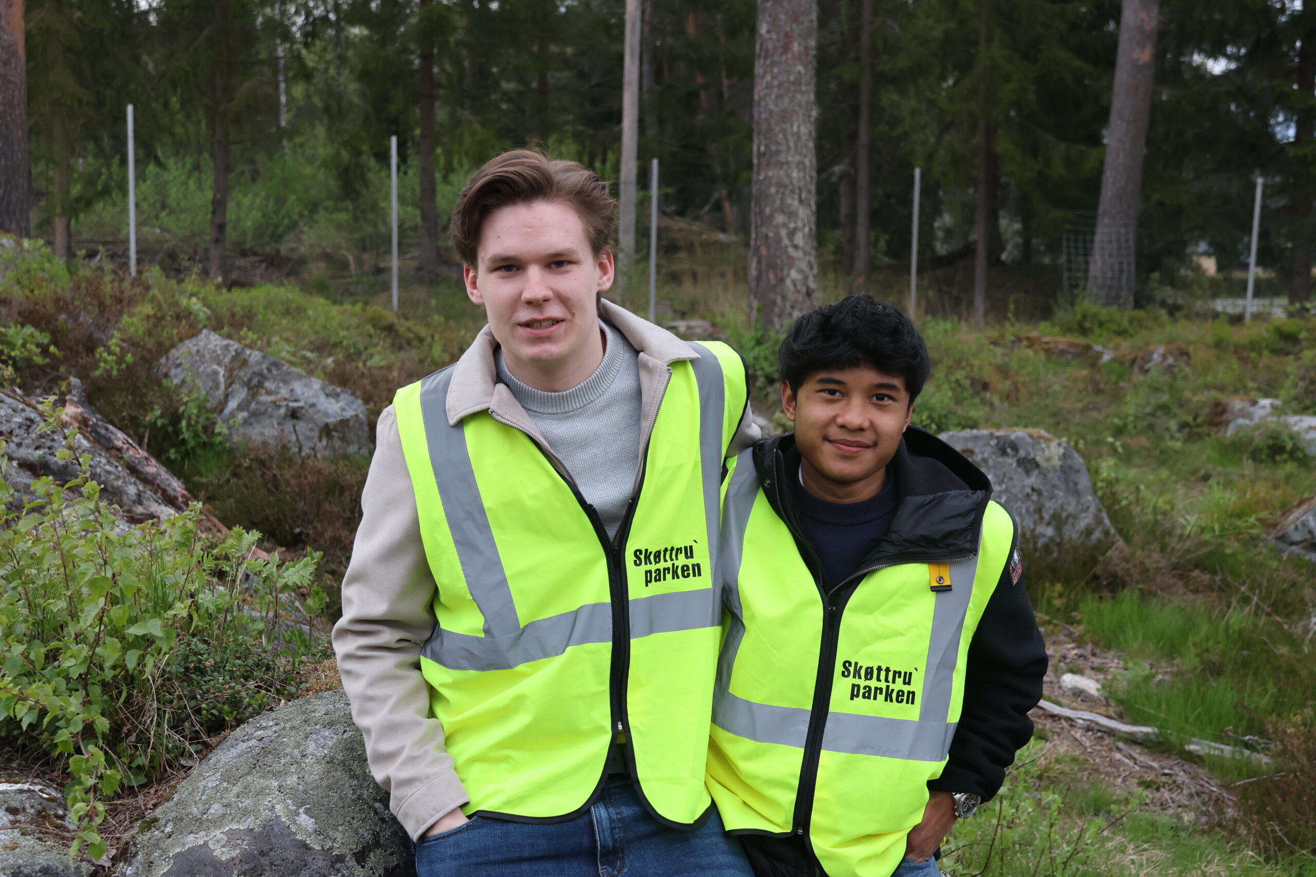 Alwin Bråthen og Chad Ottesen fra G19-laget til Eidskog Fotball stilte opp og hadde ansvar for å rydde på festplassen utover kvelden og natta.