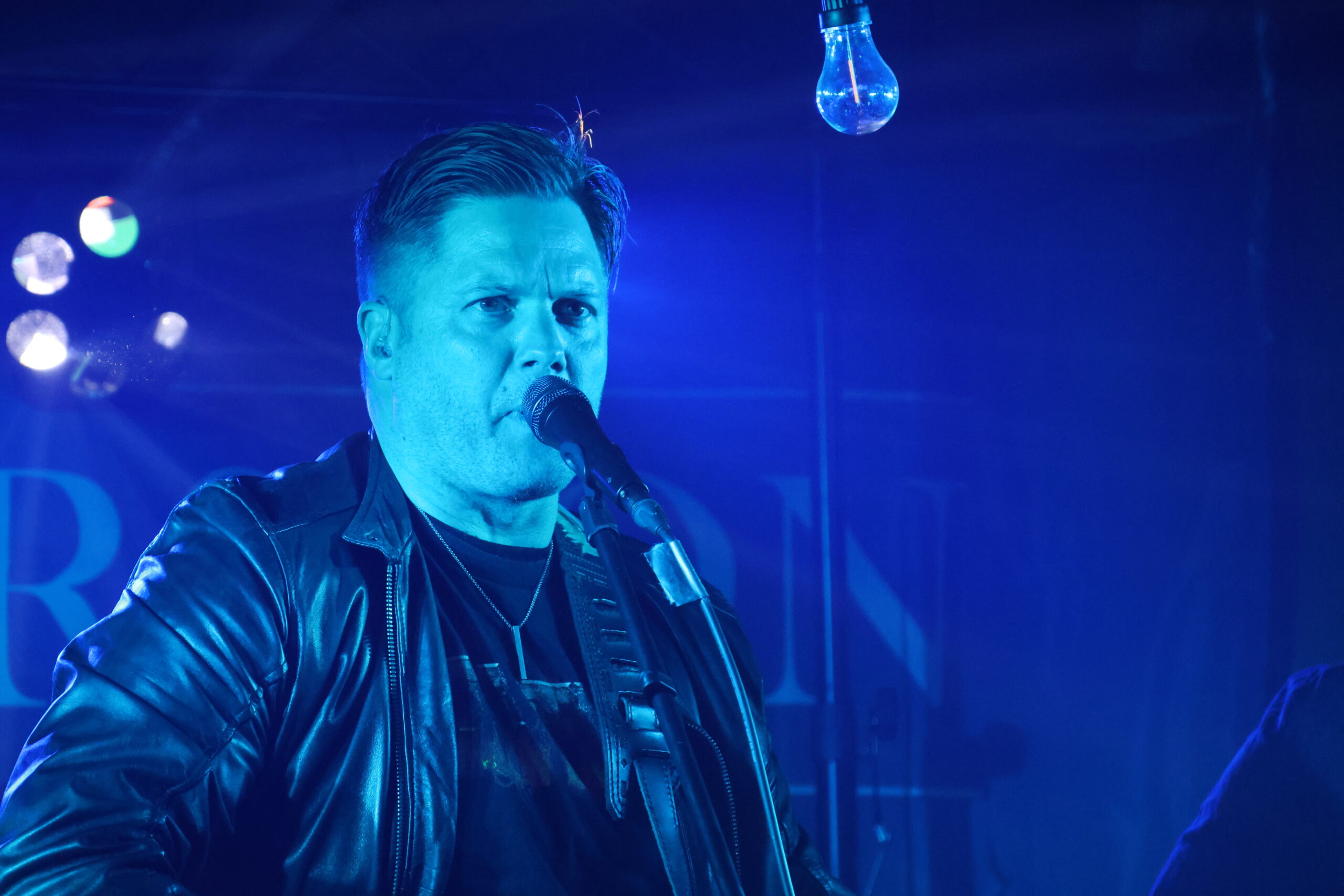 Torgny Larsson med band fikk lov til å åpne årets festsesong i Skøttruparken.