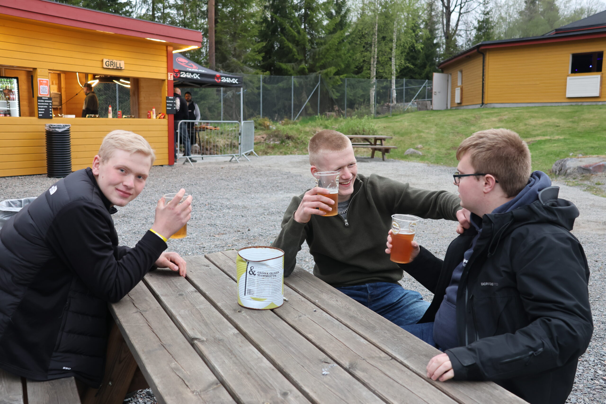 Mattis Økstad, Hans Didrik Hageberg og Fredrik Bunes hygget seg i Skøttruparken.