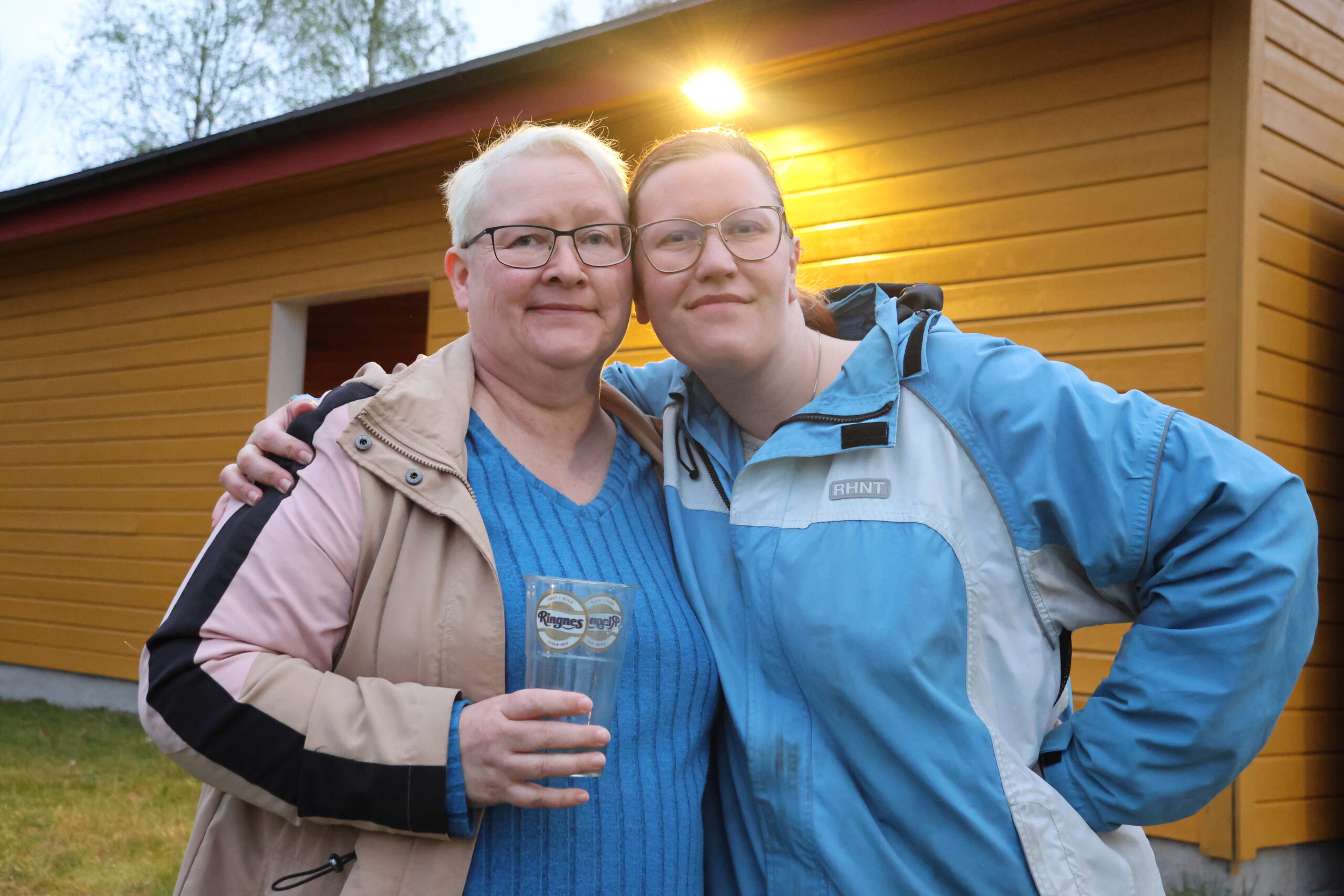 Randi Fjeldskogen og Ida Marie Frantz måtte ta seg en tur til Skøttruparken for å høre på Halva Priset. — De lager bra musikk og skaper god stemning, så dette gleder vi oss til.