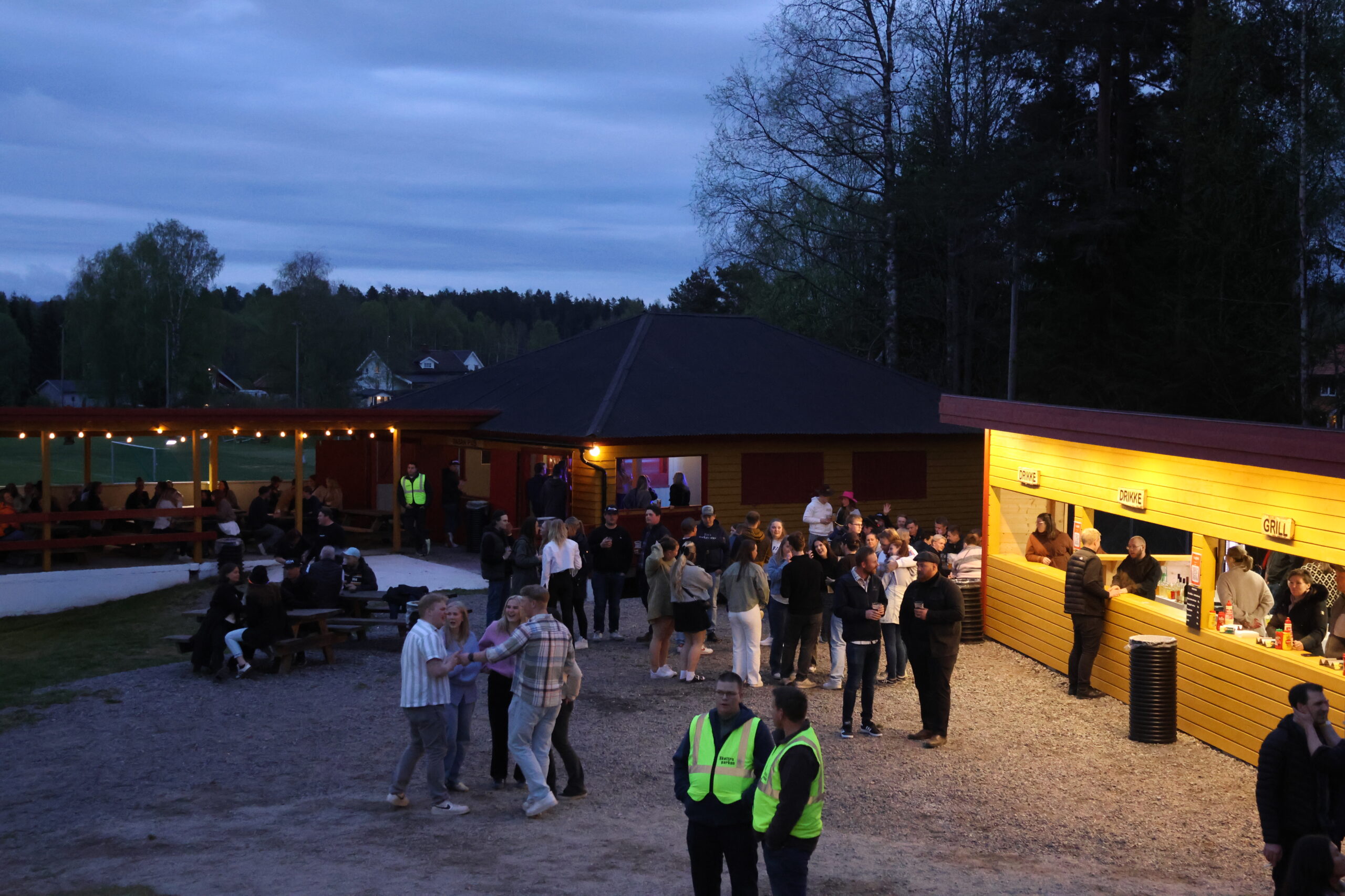 I 21 tiden begynte Skøttruparken å fylles opp med publikum.