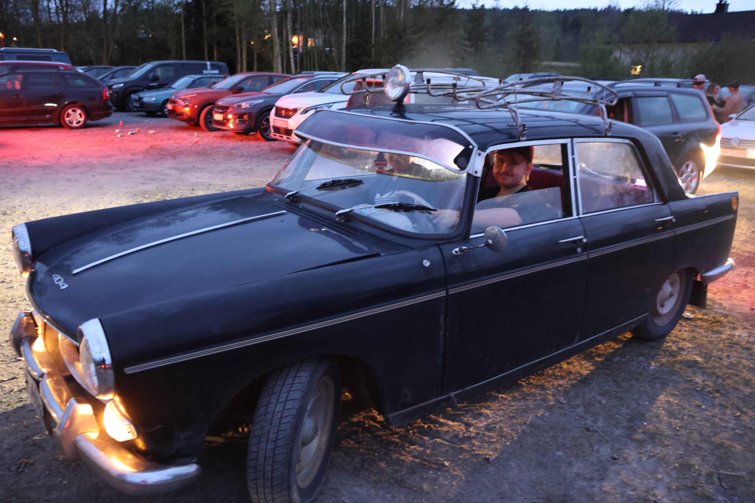 Nicolay Wangsbo hadde kjørt fra Namnå til Skøttruparken i en Peugeot 404 årsmodell 1961. Han kunne fortelle at bilen var litt tung på rattet og at det hadde tatt litt tid å venne seg til gir på rattet, ellers var bilen morsom å kjøre og billig å skaffe deler til.