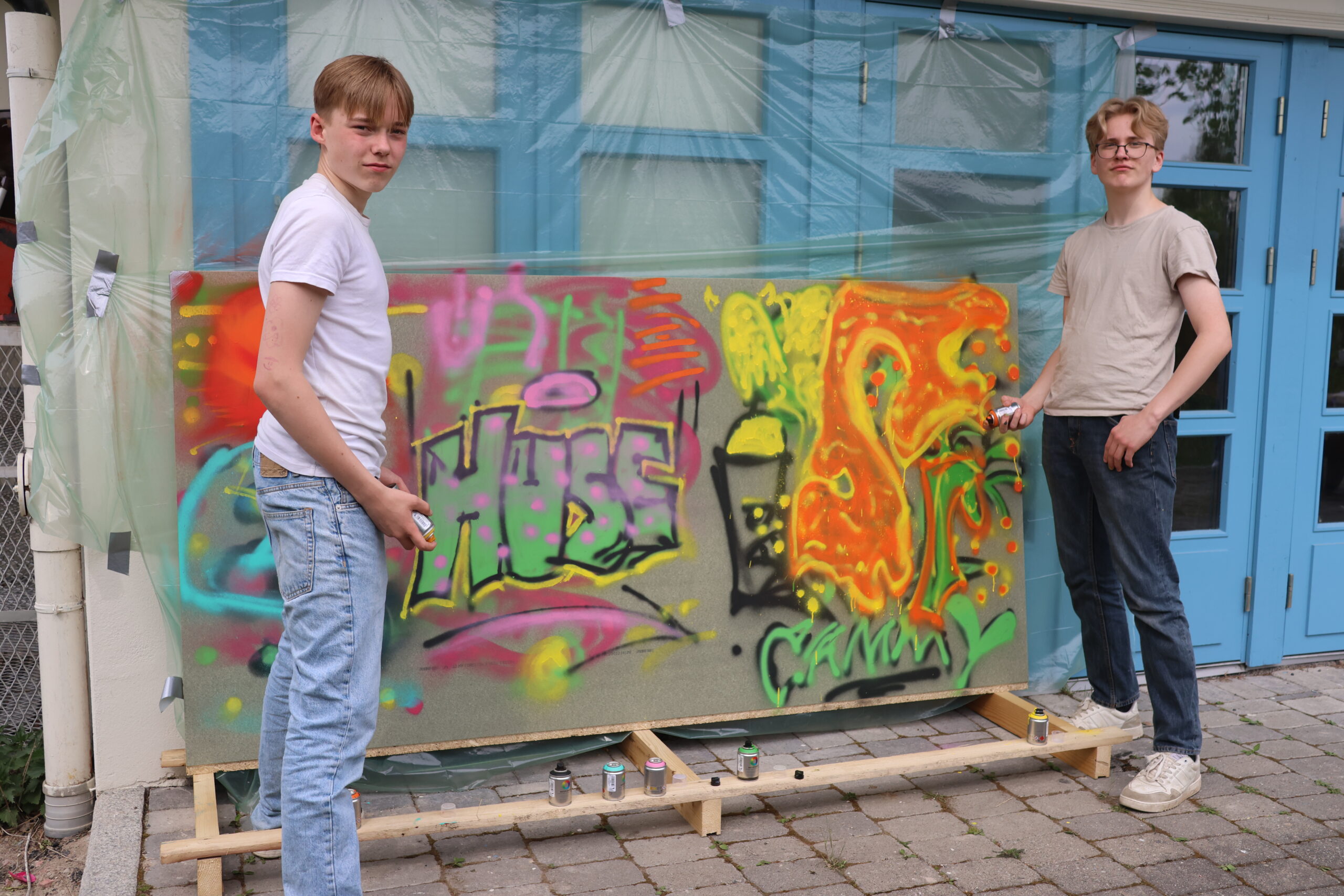 Sverre Huse Wrangel og Sebastian Asp Søraa var godt i gang med sitt kunstverk.
