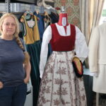 I den gamle portnerboligen på Maridal gård utenfor Magnor har Jorild Margaretsdotter Sæther innredet systua si. På alle vegger henger det bunader fra ulike deler av landet som hun har sydd.