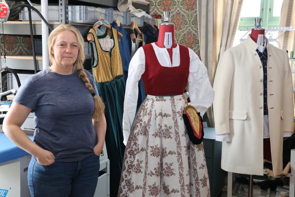 I den gamle portnerboligen på Maridal gård utenfor Magnor har Jorild Margaretsdotter Sæther innredet systua si. På alle vegger henger det bunader fra ulike deler av landet som hun har sydd.