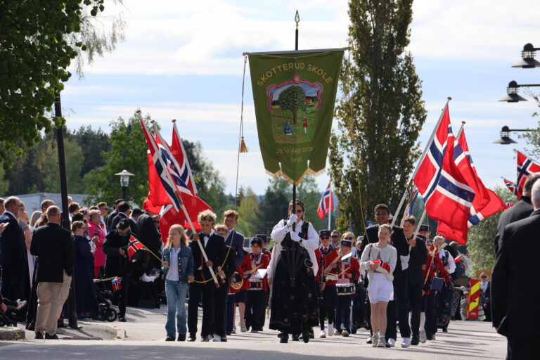 Flaggborgen med Skotterud Skoles fane ledet an det lange 17. mai-toget på Skotterud.