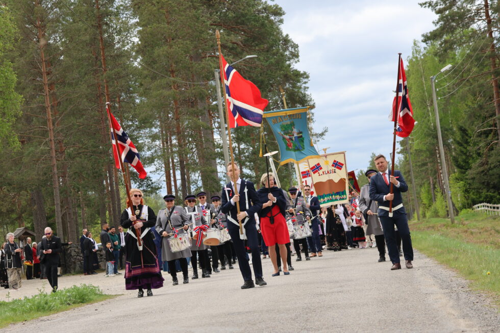 Magnor og Finnsrud sitt tog startet som vanlig ved kirka og gikk helt til Magnor skole. Takt Skar Du Ha sørget for takten.