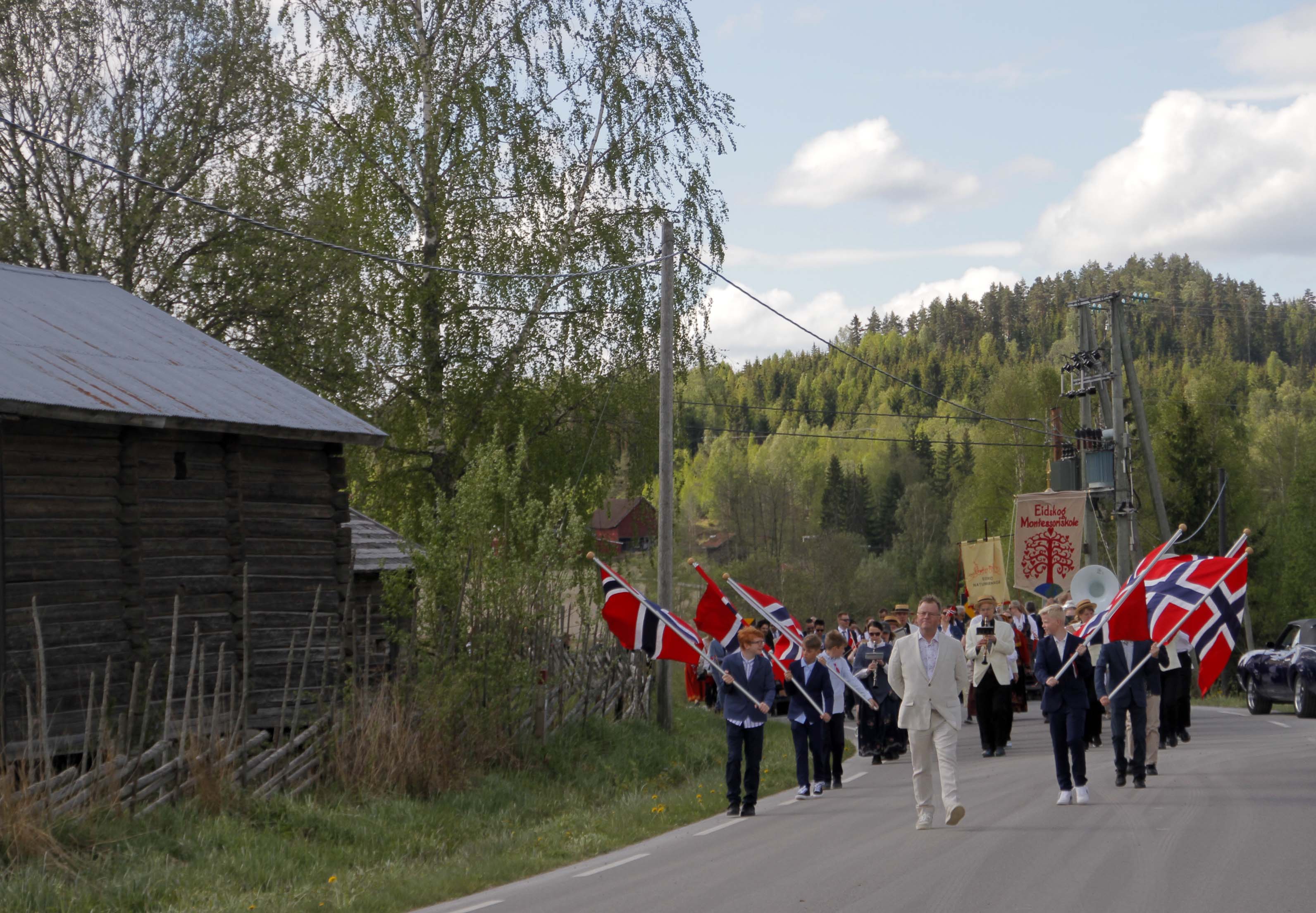 17. mai toget på Vestmarka ble ledet an av flaggborg og Vestmarka hornorkester.