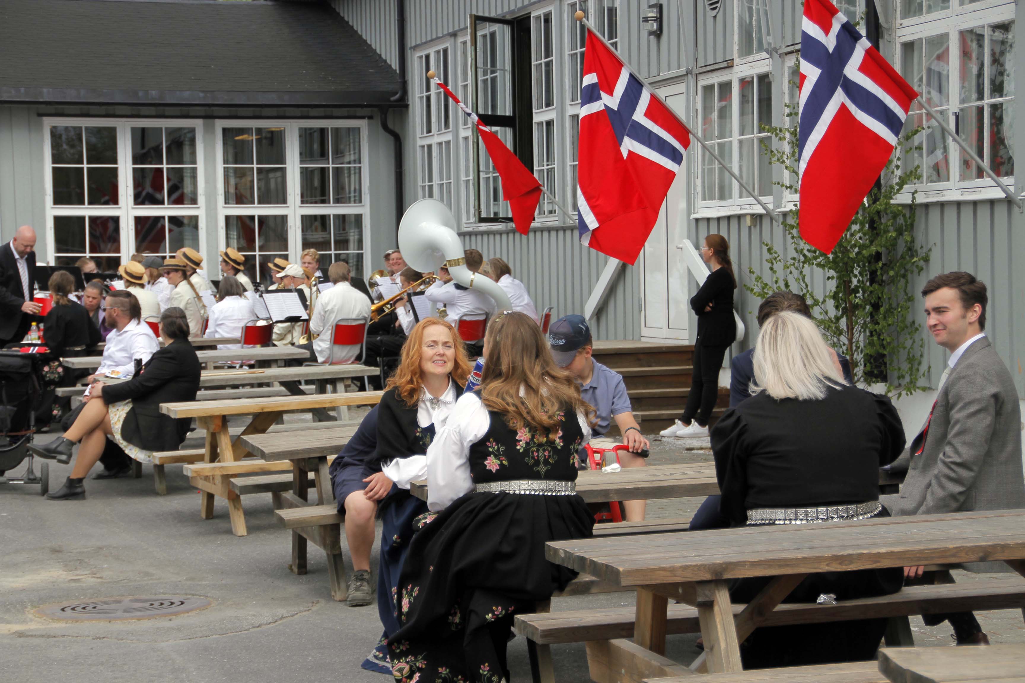 Vestmarka Montessoriskole er også en viktig del av bygdas 17. mai feiring.