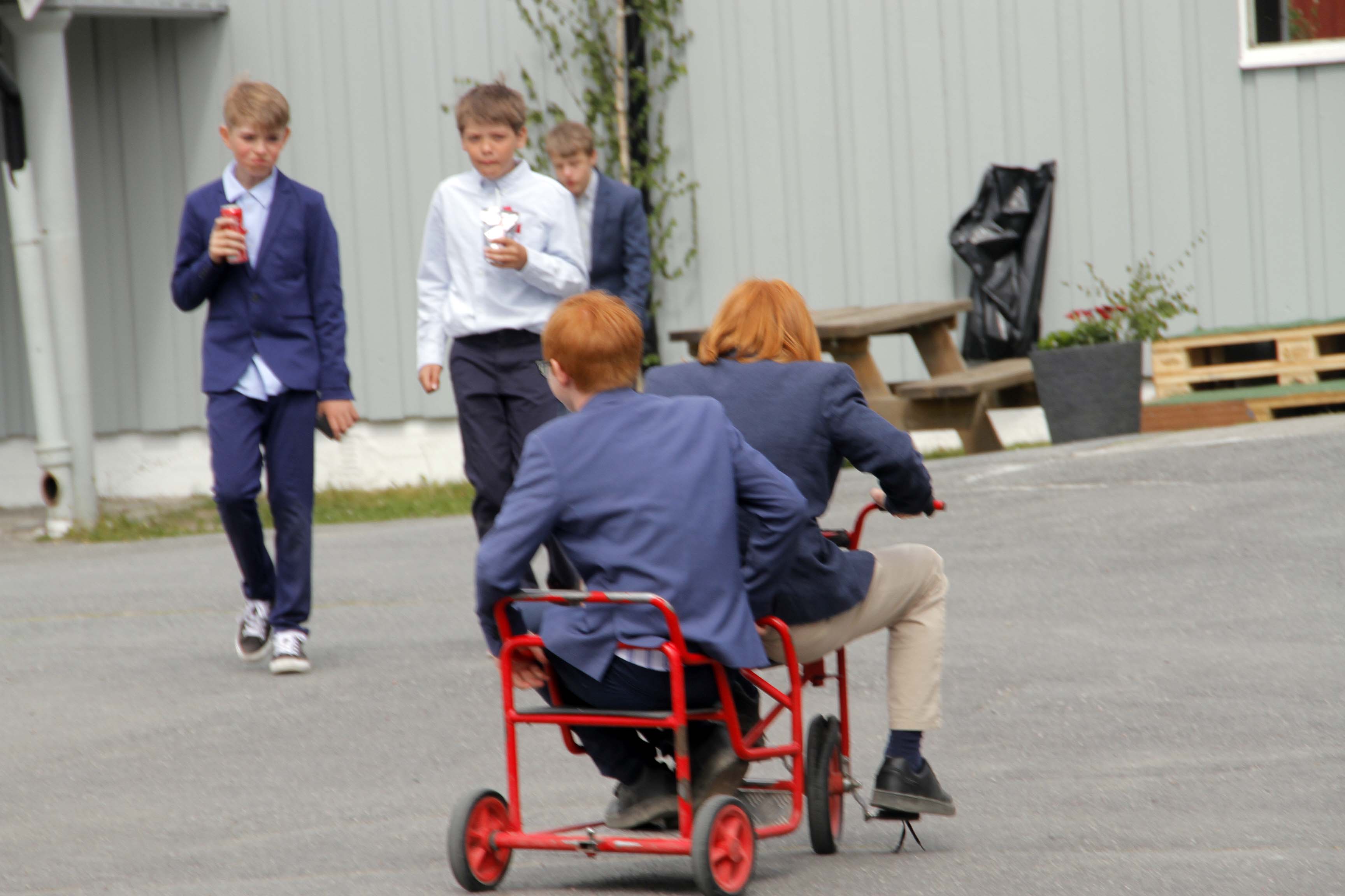 Lek og moro på 17.mai-samling på Vestmarka Montessoriskole.