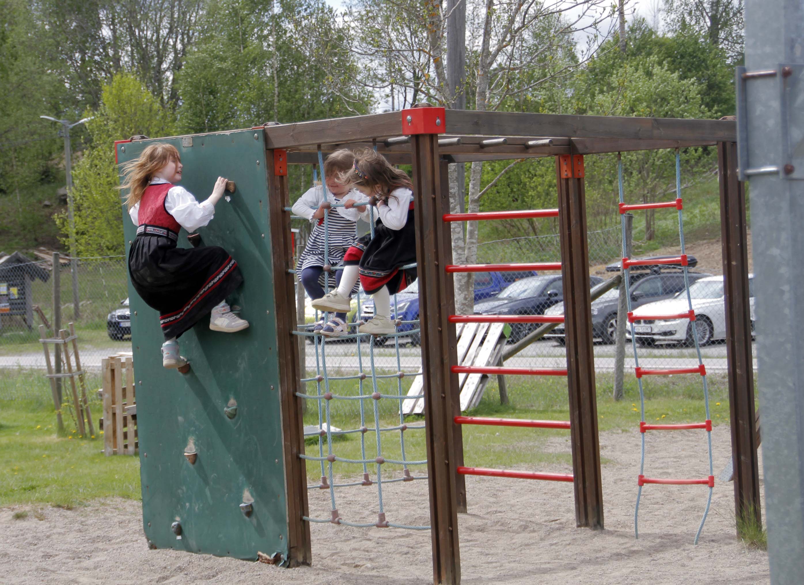 Lek og moro på 17.mai-feiringen på Vestmarka Montessoriskole.
