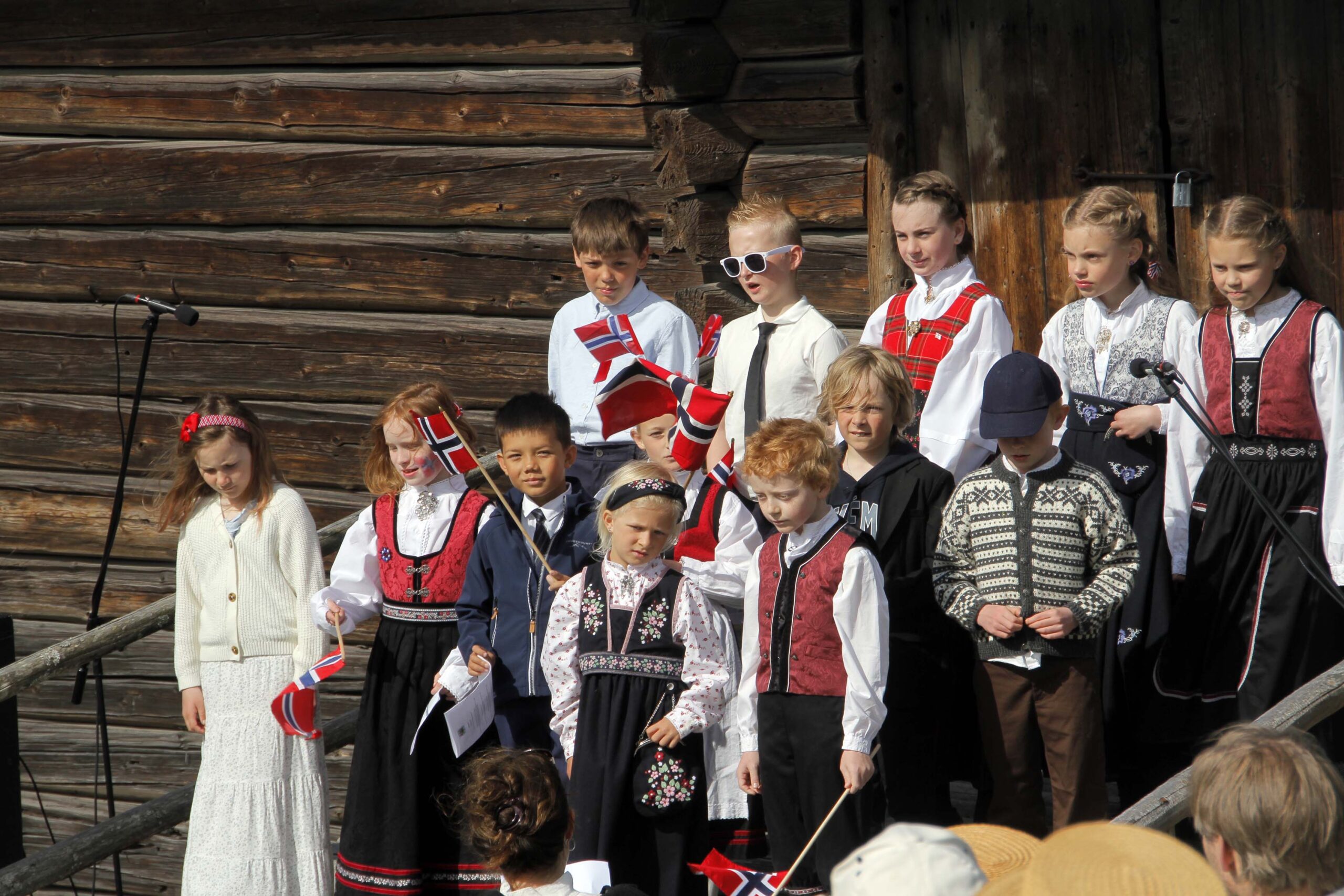 Skolebarna underholder på Almenninga på 17.mai.