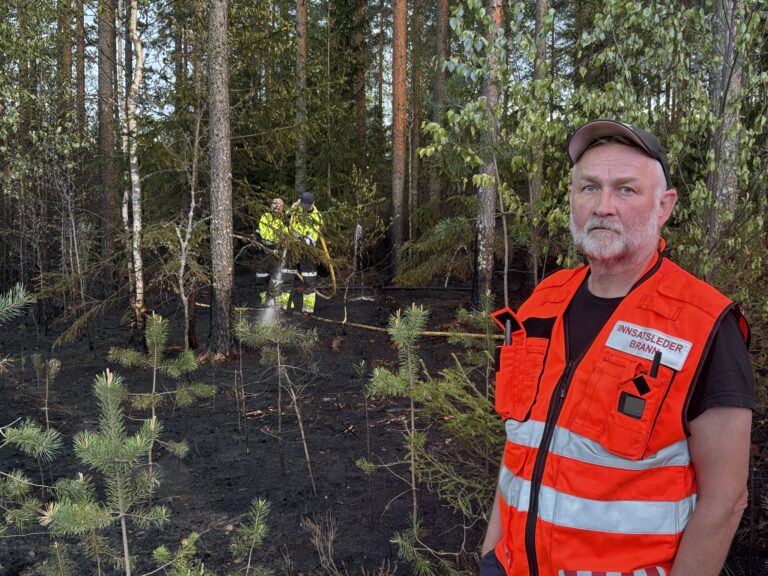 Innsatsleder Bjørn Olav Bakken i Glåmdal interkommunale brannvesen på Magnor tirsdag kveld.