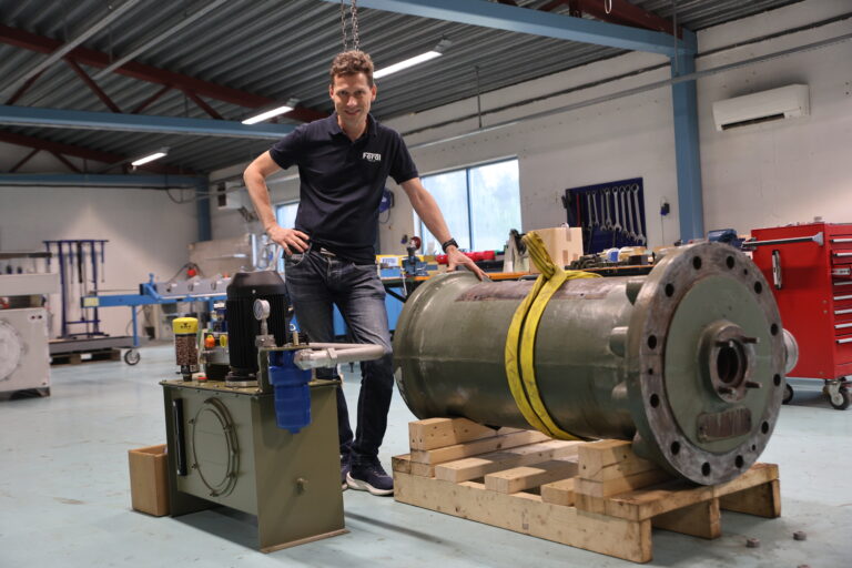 Daglig leder i Feral Hydraulic, Torgrim Finsrud kan smile godt om dagen. Her står han med en sylinder fra 1915 fra Vamma Kraftverk i Askim som Feral Hydraulic har rehabilitert og påmontert moderne hydraulikkstyring.