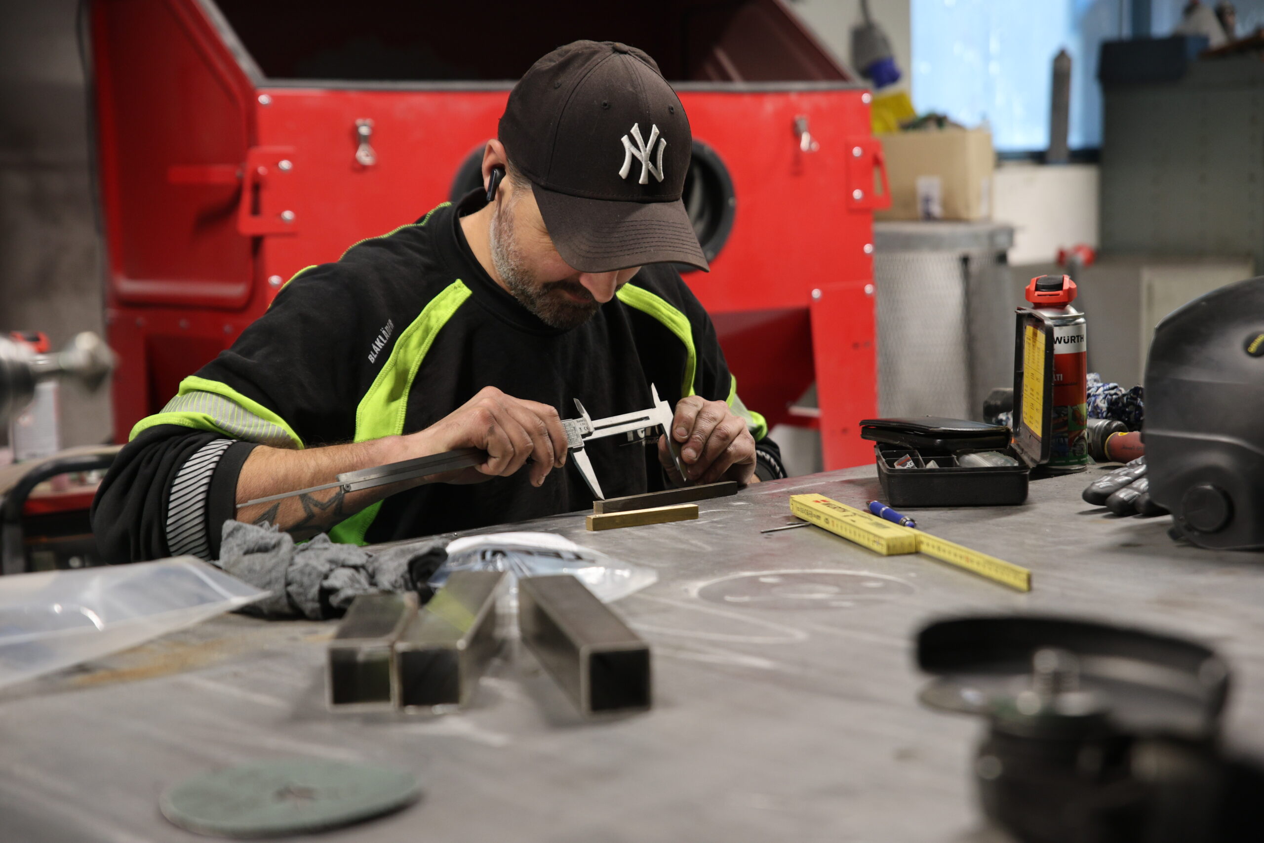Selv om Feral Hydraulic produserer mange store deler, er det viktig med de små detaljene.